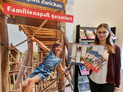 Neue Printprodukte Tourismusregion Zwickau Julia Keller vom Tourismusregion Zwickau e. V. präsentiert die neuen Printprodukte