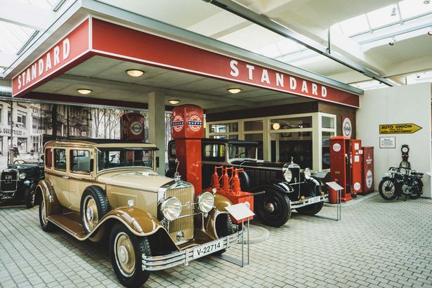 August Horch Museum Zwickau Szene einer historischen Tankstelle im August Horch Museum