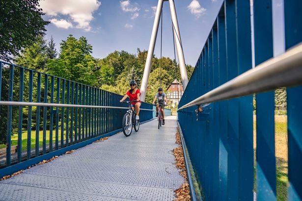 Radfahren am Mulderadweg zwei Radfahrer auf dem Mulderadweg der Zwickauer Mulde